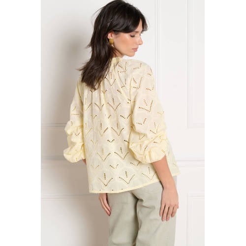 LOLALIZA blouse lichtgeel broderie afbeelding