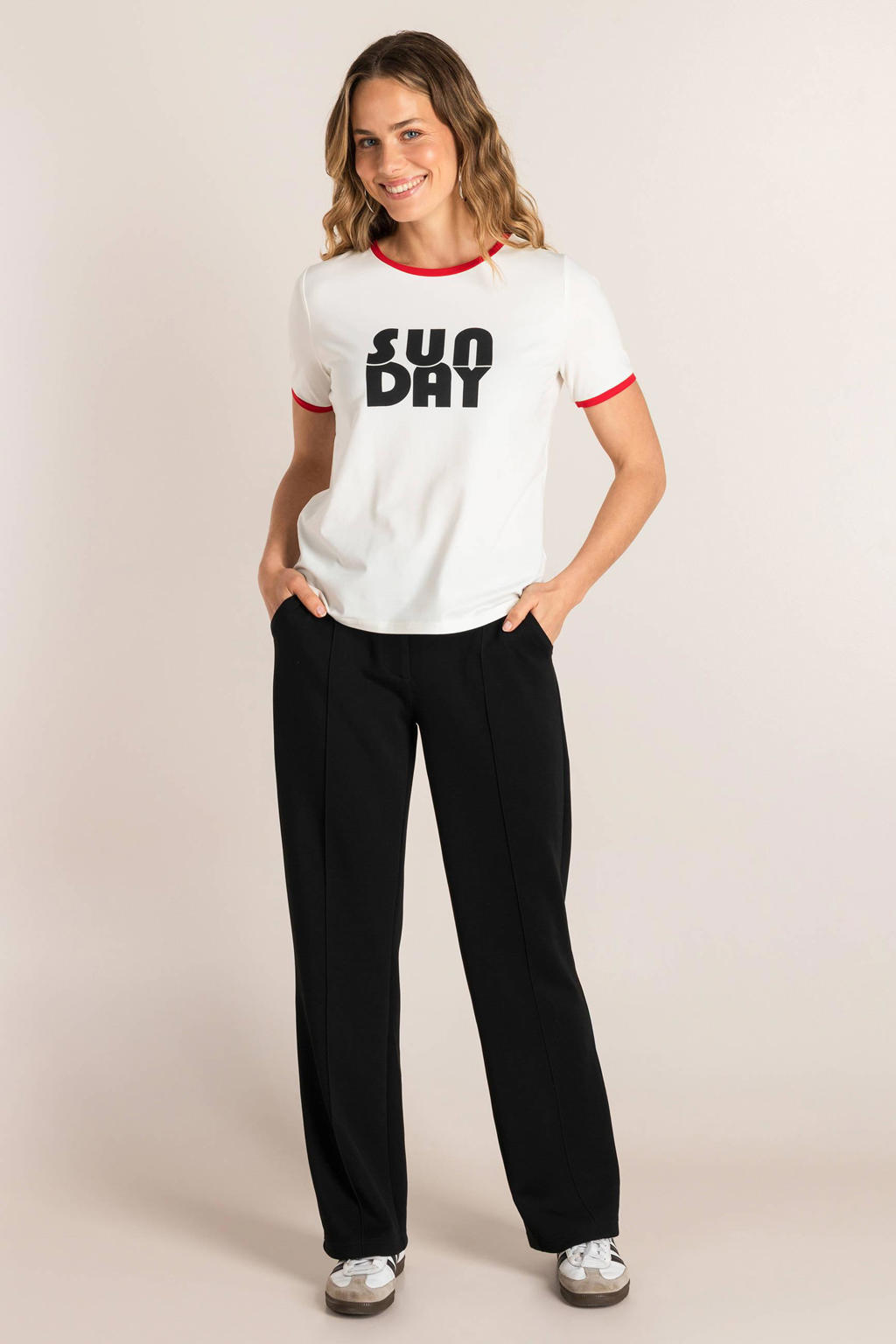 Ecru en rode dames Ivy Beau T-shirt van katoen met tekst print, korte mouwen en ronde hals