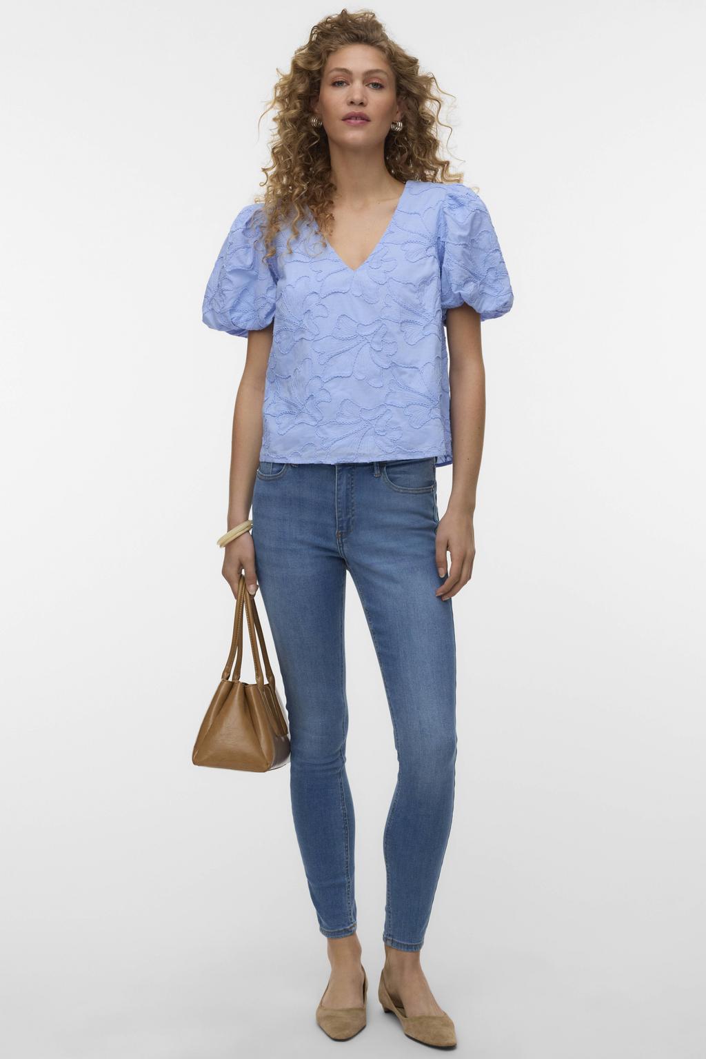 Lichtblauwe dames VERO MODA top met effen, korte mouwen, ronde hals en borduursels