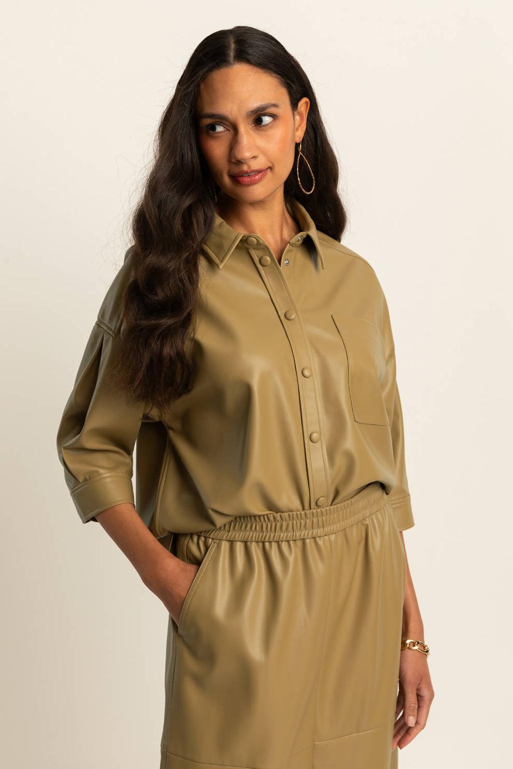 Bruine dames Expresso imitatieleren blouse met driekwart mouwen, klassieke kraag en knoopsluiting