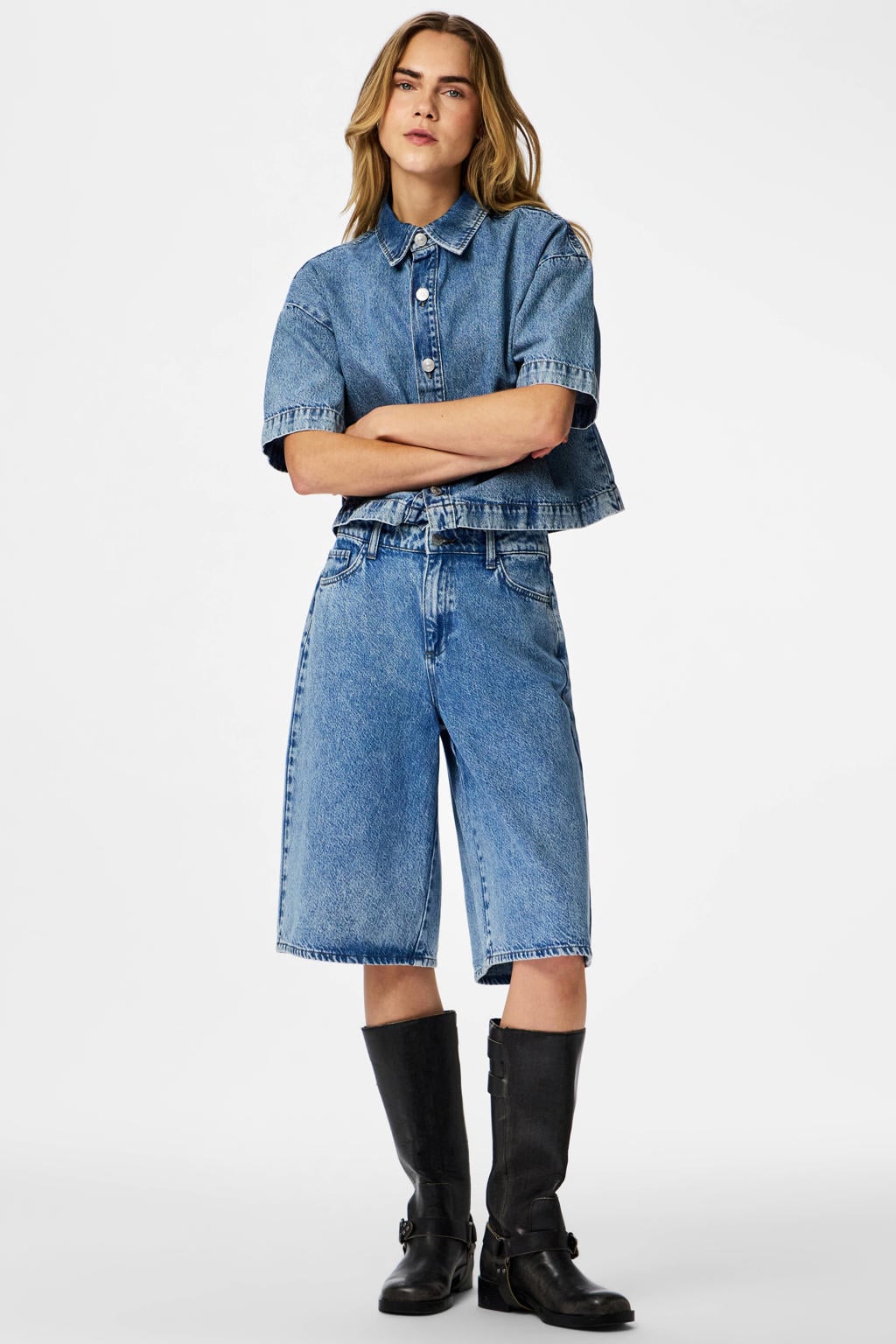 Medium blue denim dames PIECES top met effen, korte mouwen en klassieke kraag