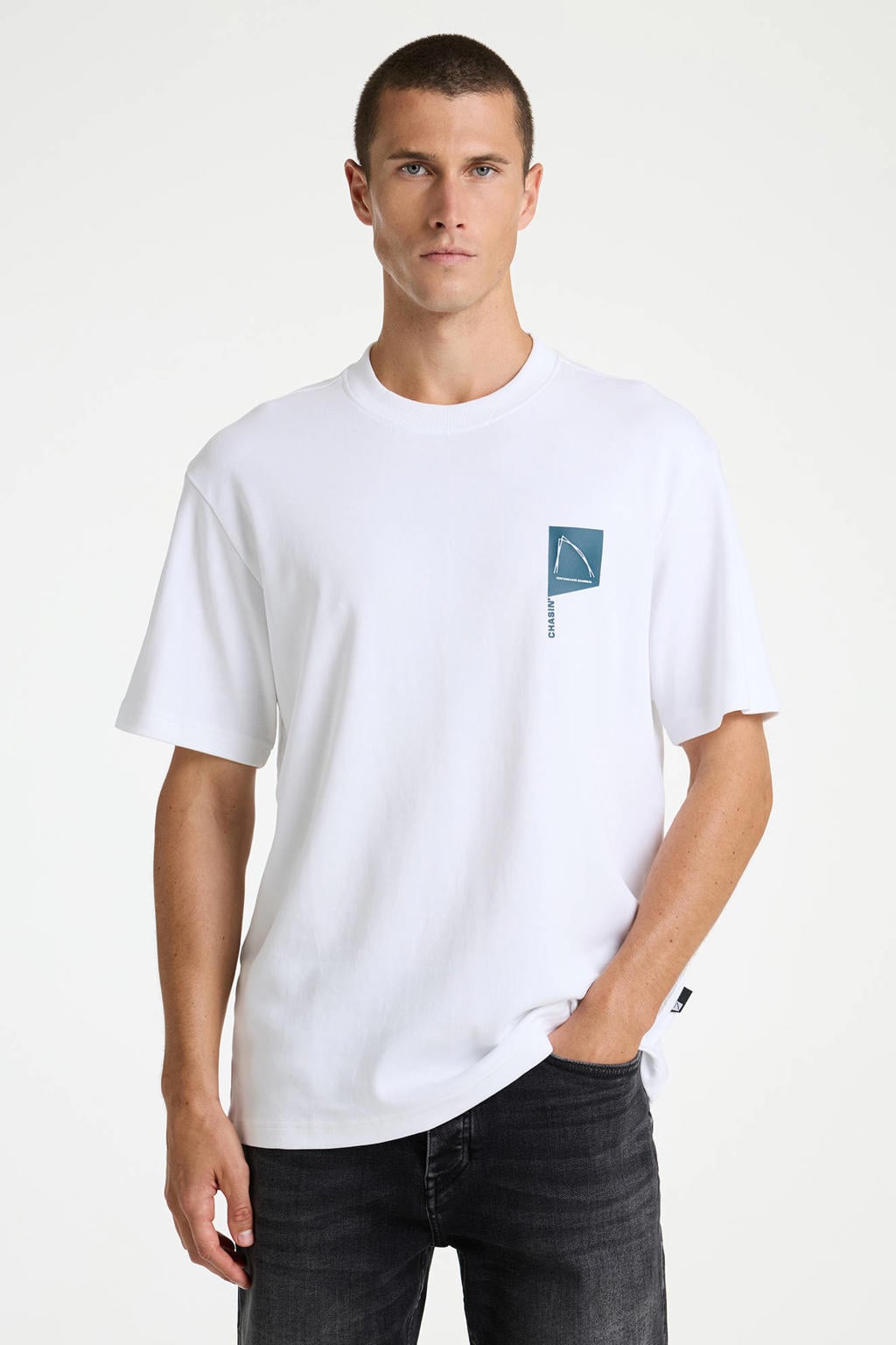Witte heren CHASIN' relaxed T-shirt van katoen met backprint, korte mouwen en ronde hals