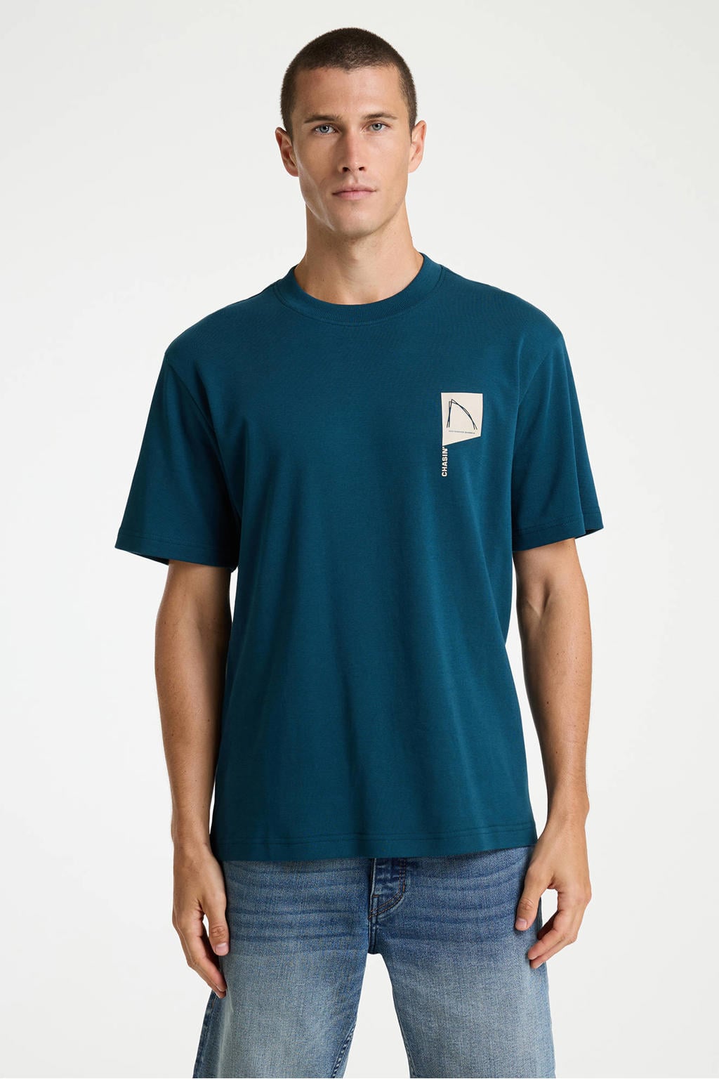 Donkerblauwe heren CHASIN' relaxed T-shirt van katoen met backprint, korte mouwen en ronde hals