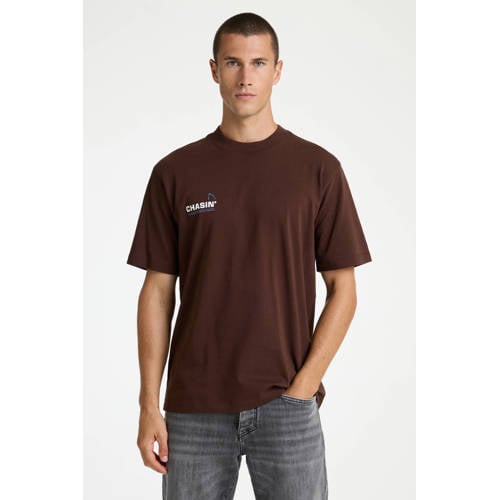 CHASIN' oversized T-shirt met backprint bruin afbeelding