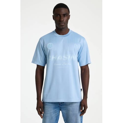 CHASIN' oversized gestreepte T-shirt lichtblauw afbeelding