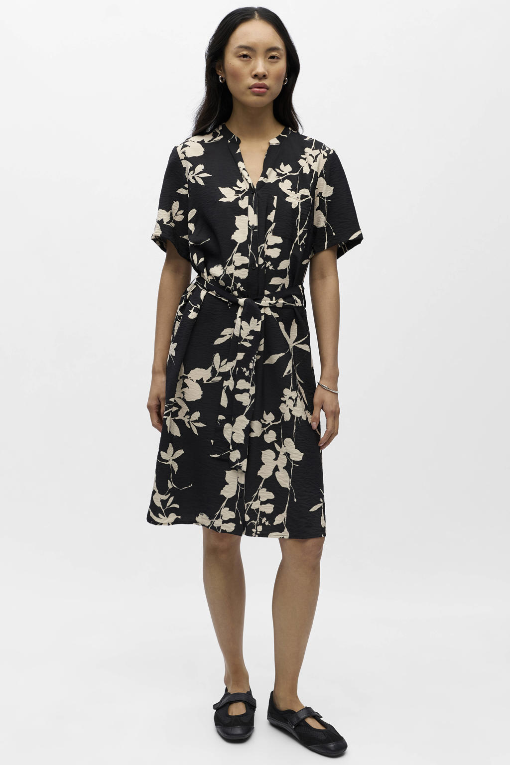 Zwart en witte dames OBJECT blousejurk van viscose met bloemenprint, korte mouwen, V-hals, knoopsluiting en ceintuur