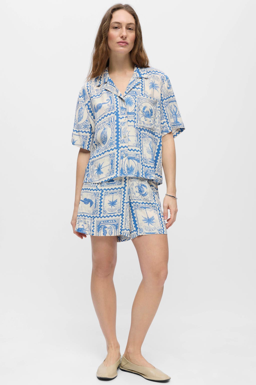 Blauw en ecru dames OBJECT blouse van modal met korte mouwen, klassieke kraag, knoopsluiting en geweven detail