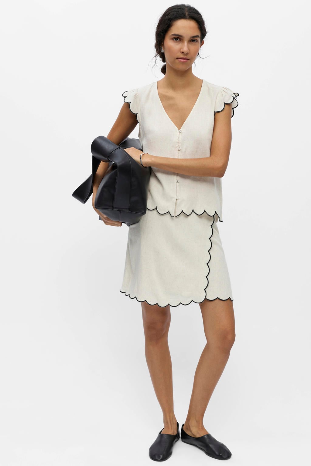 Zandkleurige dames OBJECT blousetop van viscose met effen, korte mouwen, V-hals, knoopsluiting en contrast stiksels