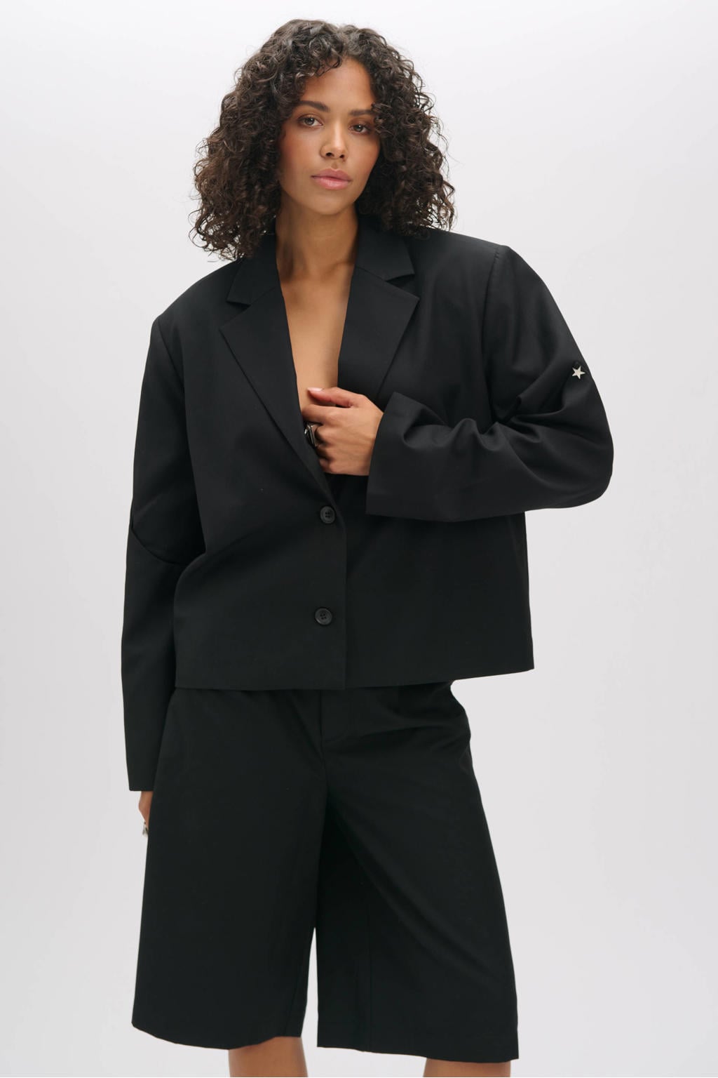 Zwarte dames Refined Department cropped blazer van polyester met backprint, lange mouwen, ronde hals en borduursels