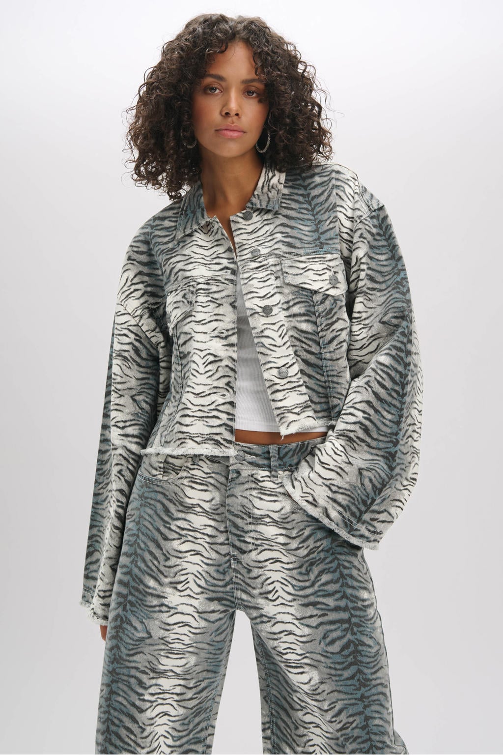 Grijs en ecru dames Refined Department spijkerjas van denim met dierenprint, lange mouwen, reverskraag en knoopsluiting
