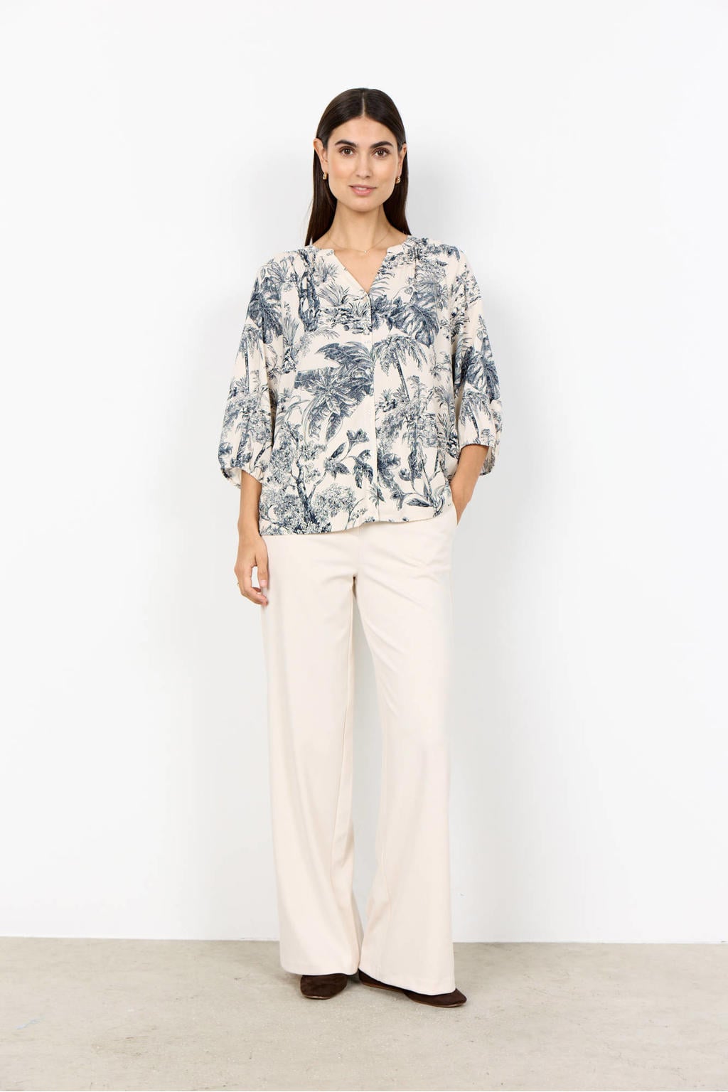Ecru en grijze dames Soyaconcept gebloemde blouse van viscose met lange mouwen, ronde hals en knoopsluiting