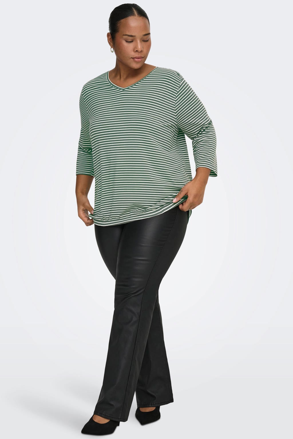 Groene dames ONLY CARMAKOMA gestreepte top van viscose met half lange mouwen, V-hals en elastische boord