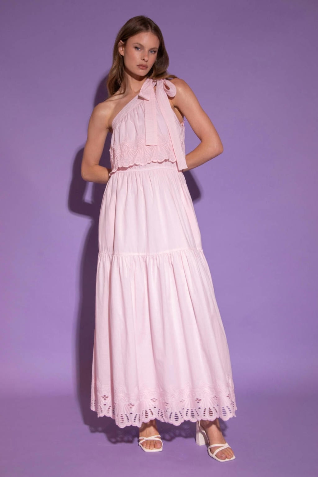 Lichtroze dames AMAYA Amsterdam maxi jurk broderie van katoen met effen, one shoulder en striksluiting
