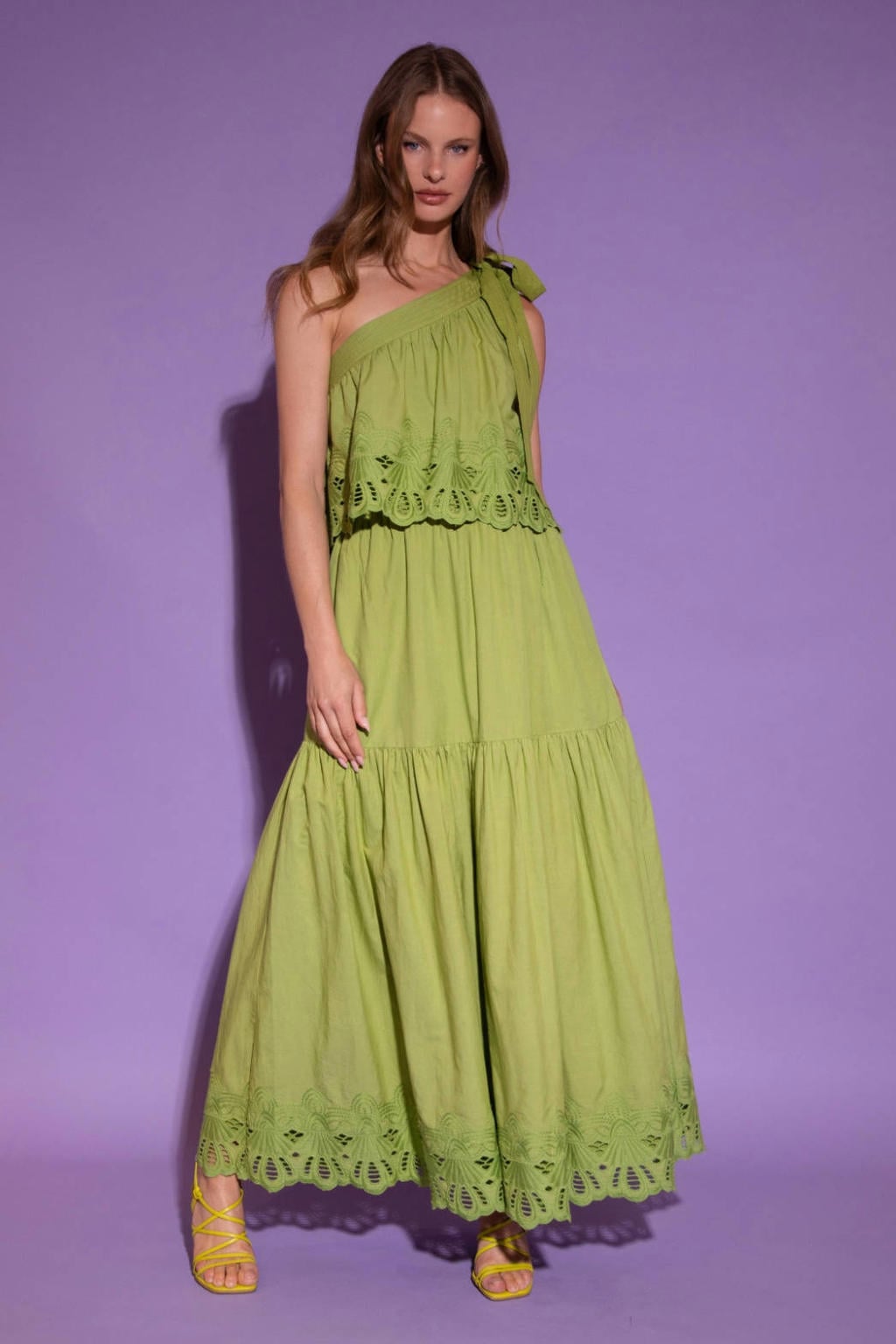 Groene dames AMAYA Amsterdam maxi jurk broderie van katoen met effen, one shoulder en striksluiting