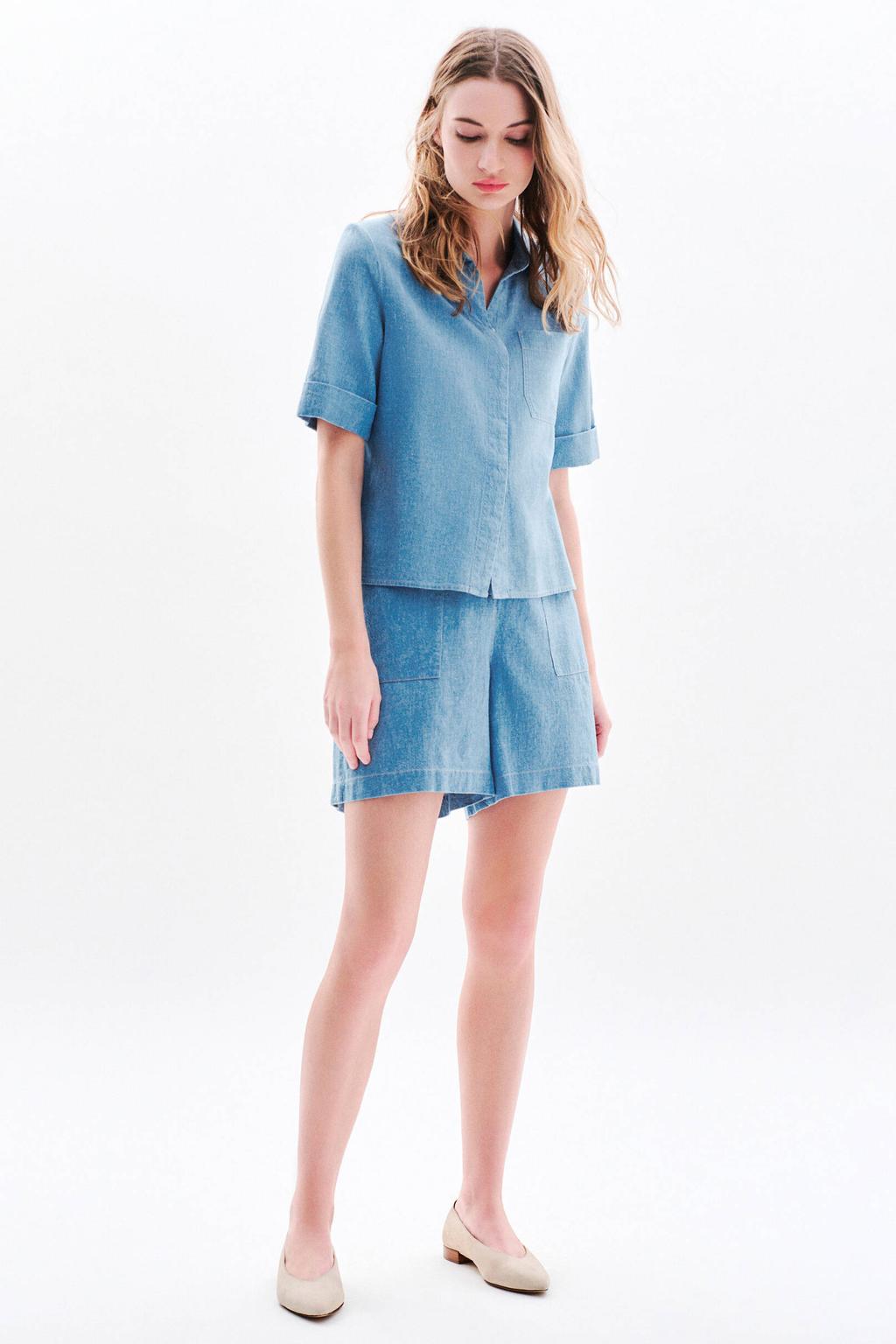 Lichtblauwe dames Caroll blouse van linnen met effen, half lange mouwen, klassieke kraag, knoopsluiting en omslagdetail