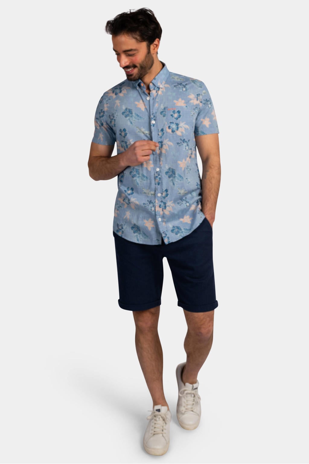 Blauwe heren New Zealand Auckland regular gebloemd casual overhemd van katoen met korte mouwen, button down sluiting en knoopsluiting