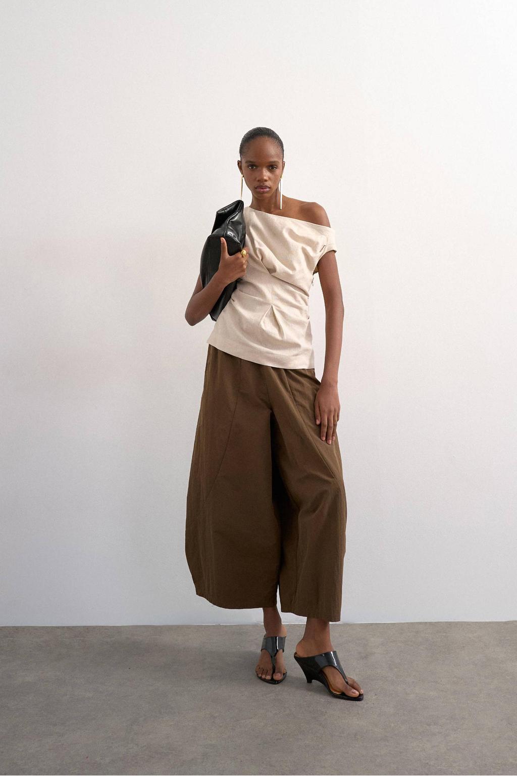 Crème dames TOPSHOP asymmetrische top van linnen met effen en off shoulder hals