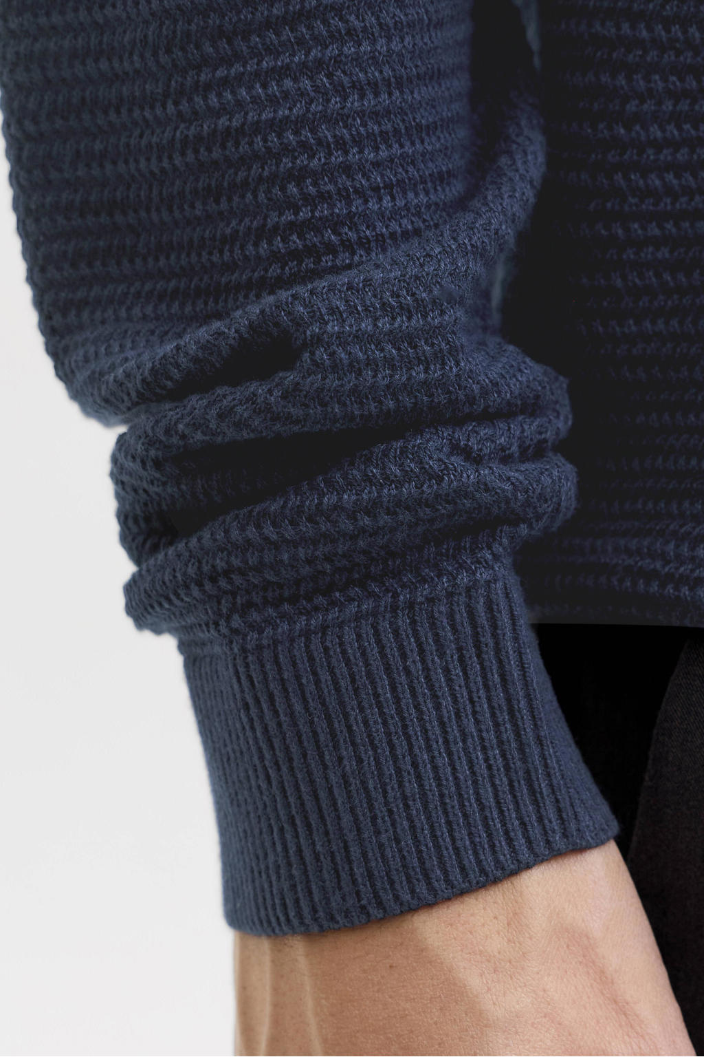 Donkerblauwe heren JACK & JONES PREMIUM trui gebreid van katoen met effen, lange mouwen en openvallende hals