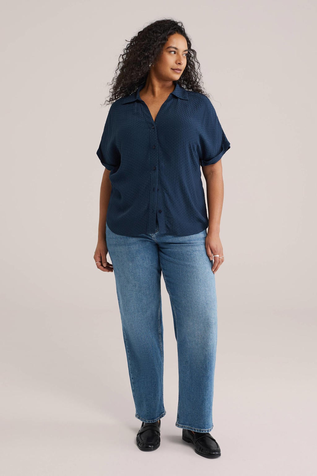 Donkerblauwe dames WE Fashion Curve blouse van viscose met effen, korte mouwen, klassieke kraag, knoopsluiting en textuur