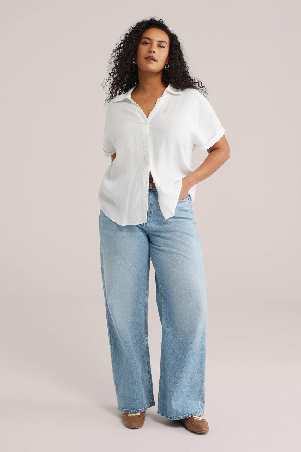 Witte dames WE Fashion Curve blouse van viscose met korte mouwen, klassieke kraag en knoopsluiting