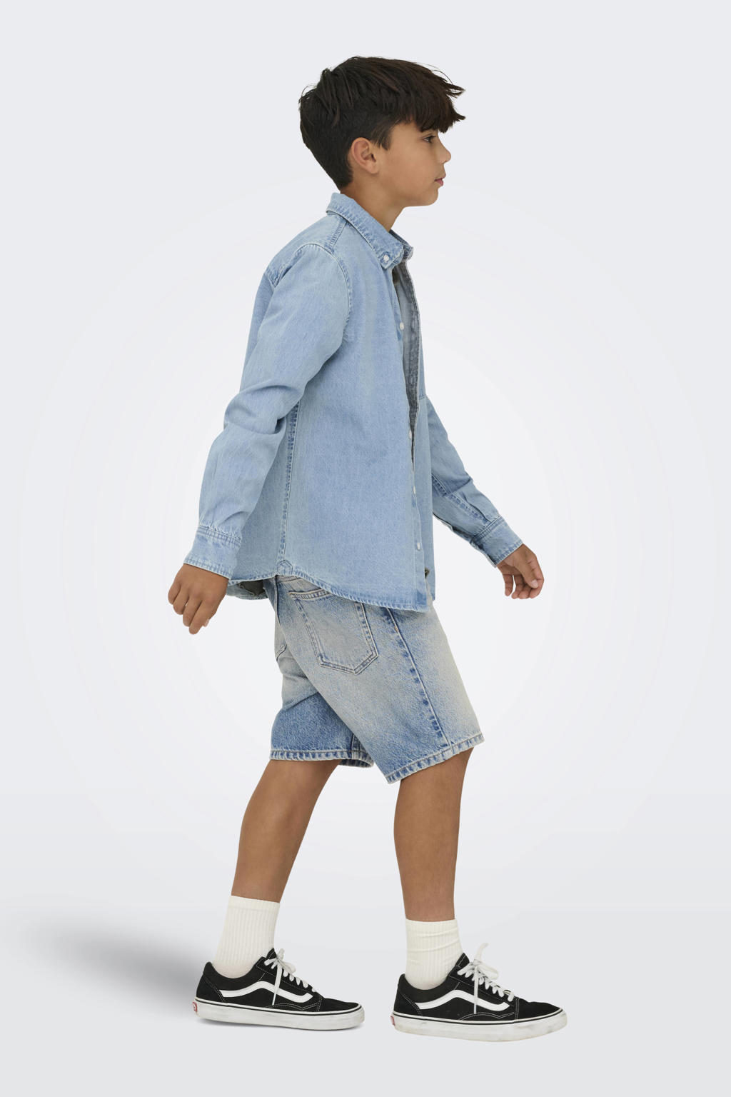 Medium blue denim jongens ONLY & SONS JUNIOR straight regular waist short van denim met rits- en knoopsluiting en effen