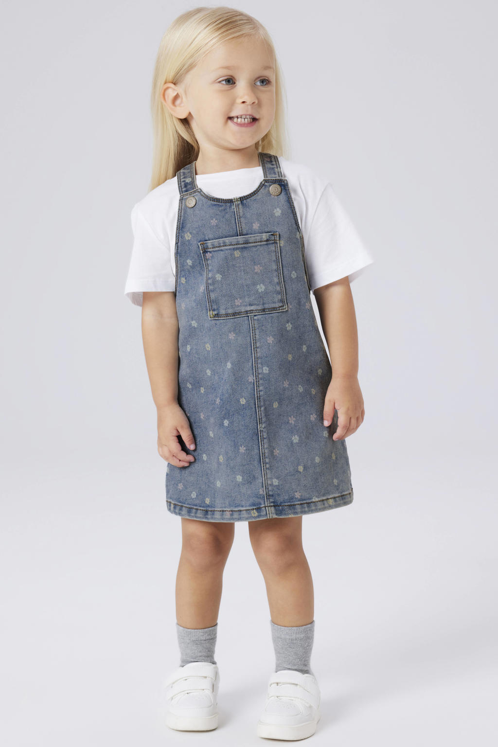 Medium blue denim meisjes NAME IT MINI spijkerjurk met bloemen gemaakt van denim en met knoopsluiting