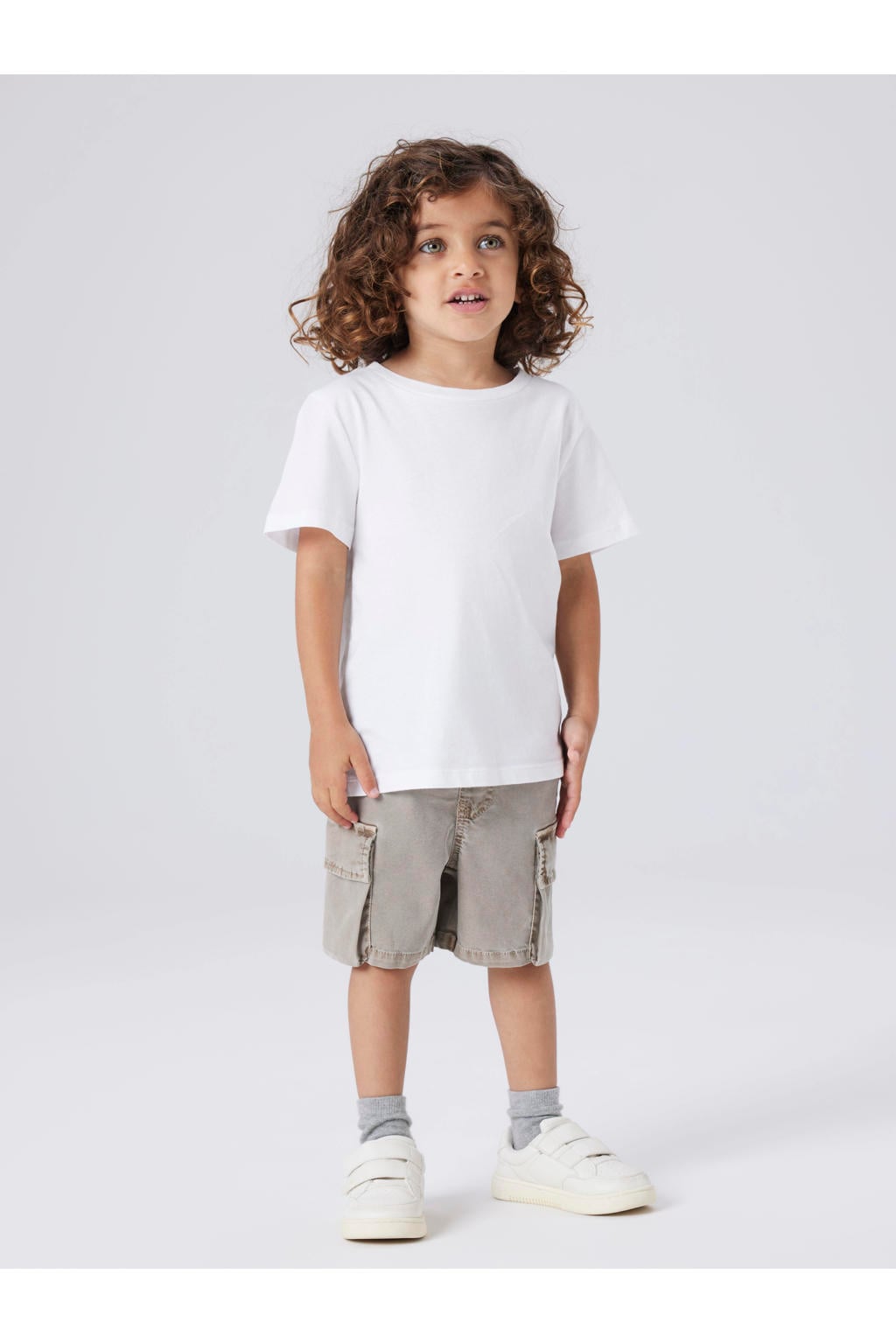 Grijsbruine jongens NAME IT MINI regular waist cargo short bruin van lyocell met loose fit, elastische tailleband en effen