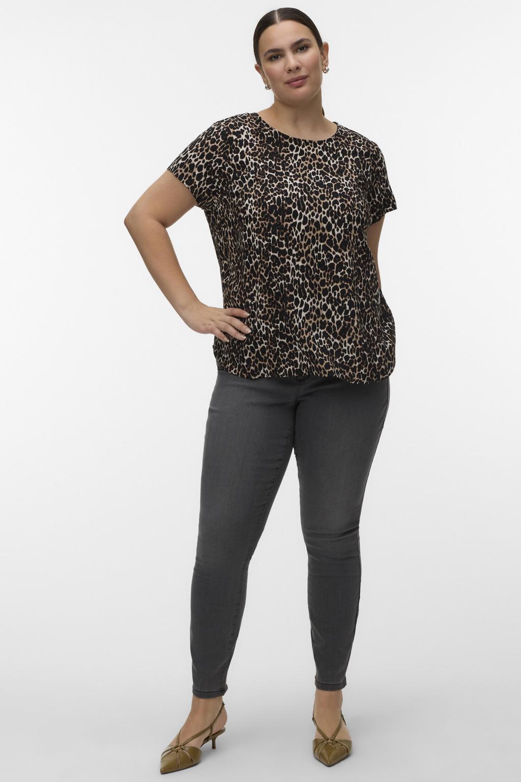 Zwarte dames VERO MODA CURVE top van viscose met dierenprint, korte mouwen, ronde hals en geweven detail