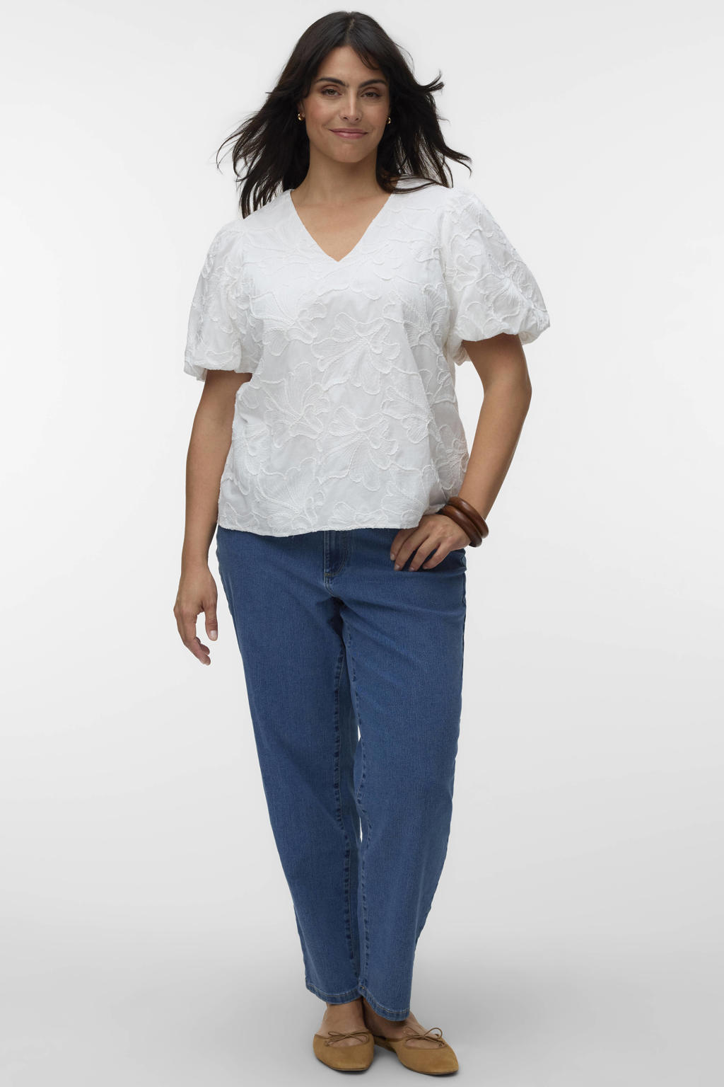 Witte dames VERO MODA CURVE gebloemde top met korte mouwen, ronde hals en borduursels