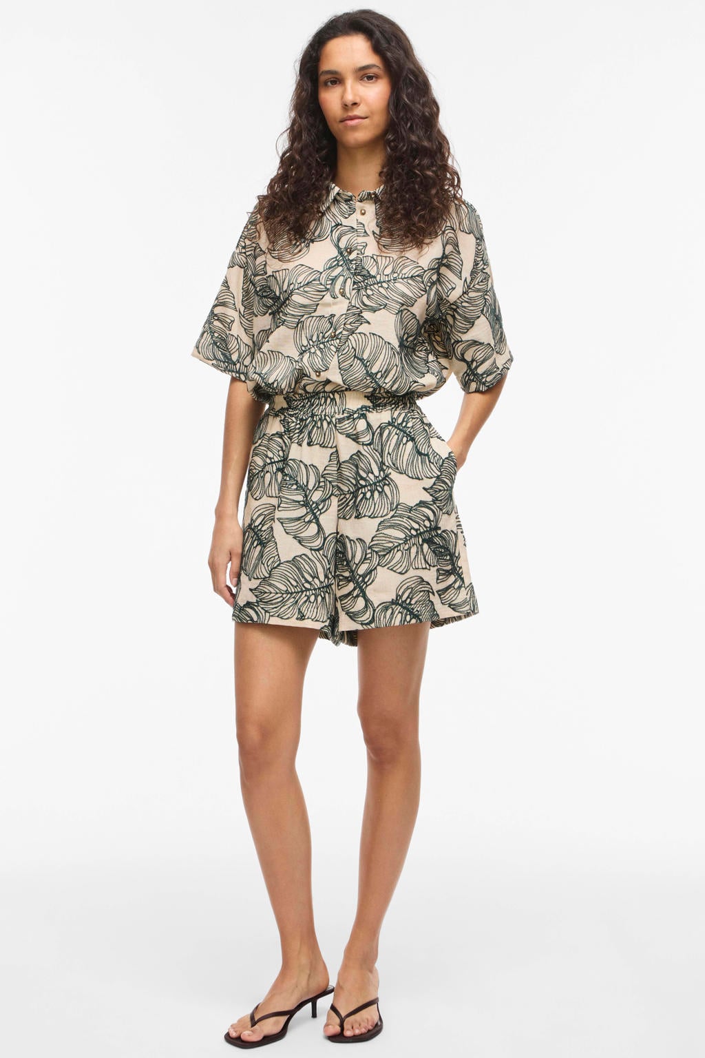 Ecru en donkergroene dames VILA high waist casual short van polyester met loose fit, elastische tailleband en bladprint