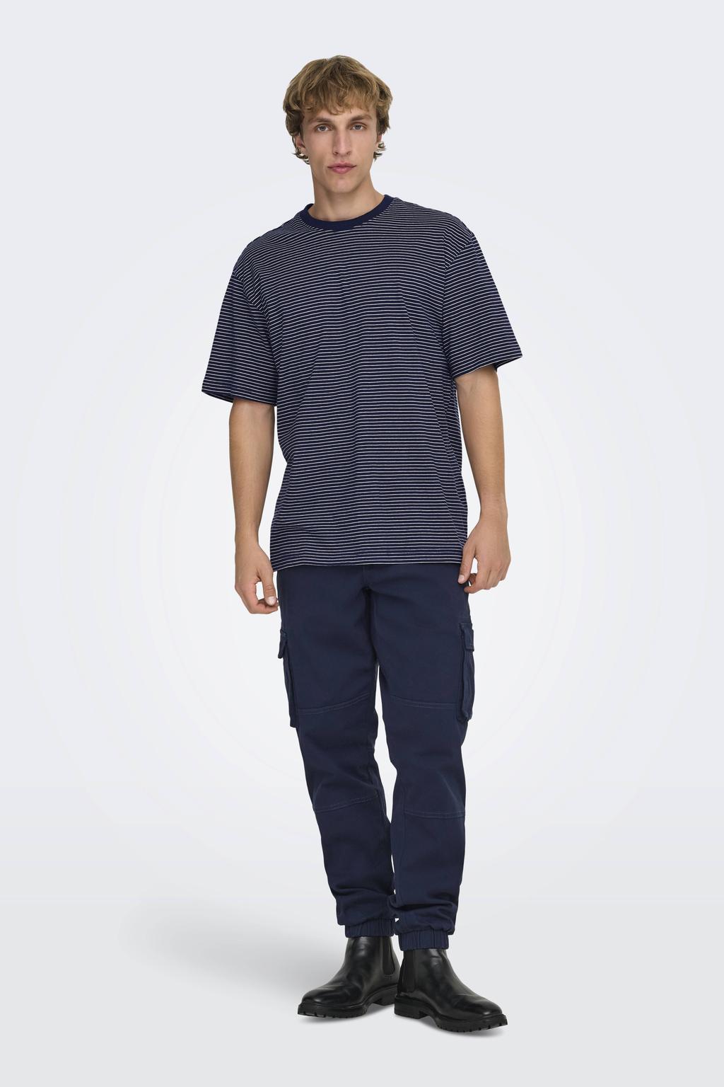 Donkerblauwe heren ONLY & SONS relaxed gestreepte T-shirt van katoen met korte mouwen en ronde hals