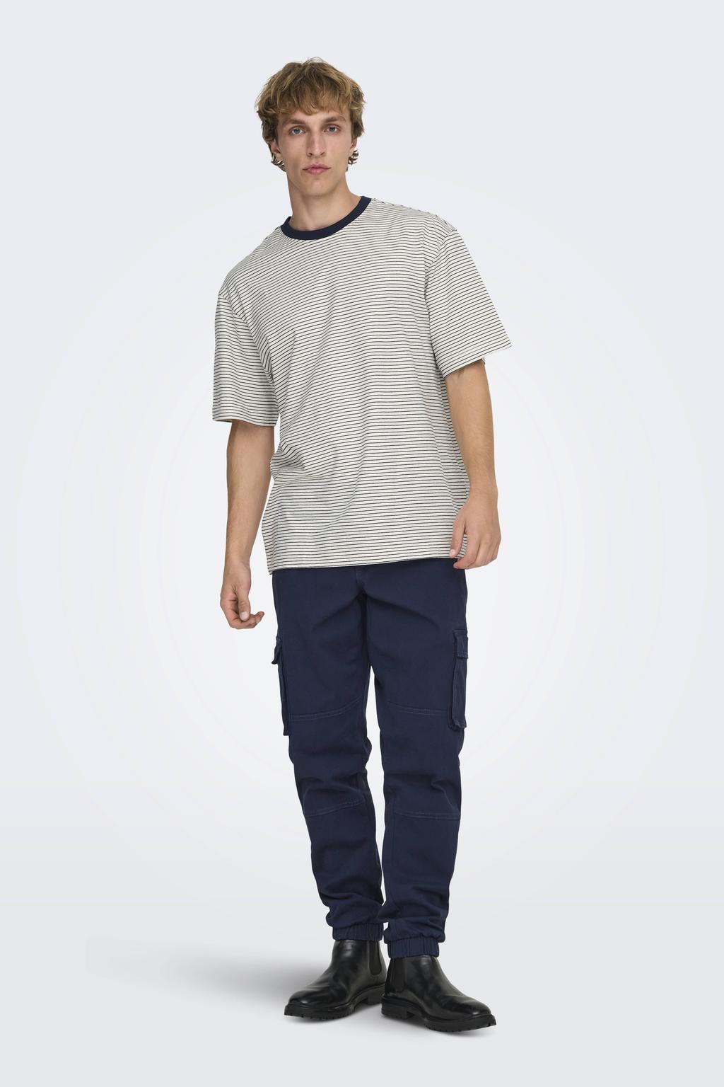 Witte heren ONLY & SONS relaxed gestreepte T-shirt van katoen met korte mouwen en ronde hals