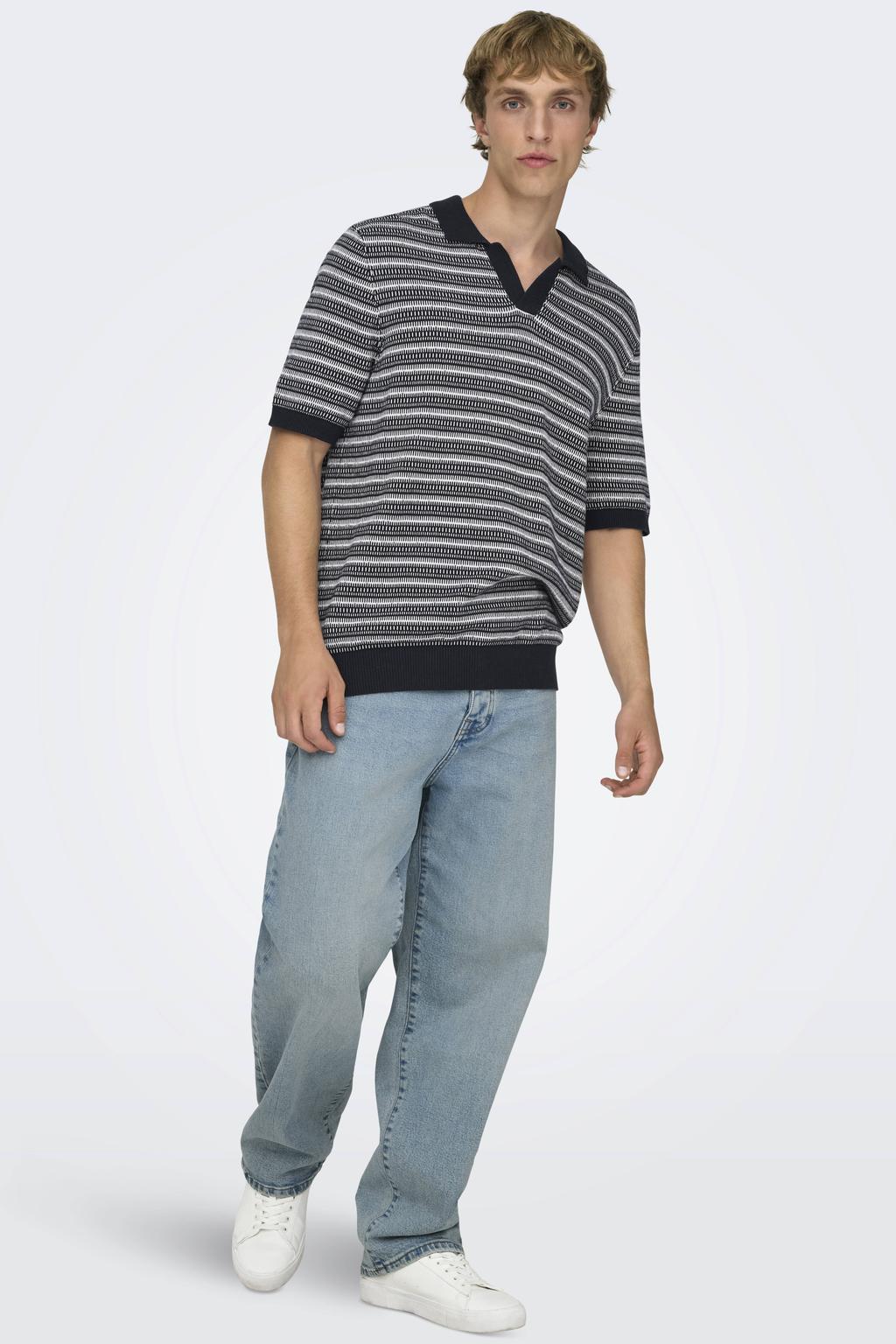 Donkerblauwe heren ONLY & SONS regular gestreepte polo patroon met korte mouwen, openvallende hals en geribde boorden