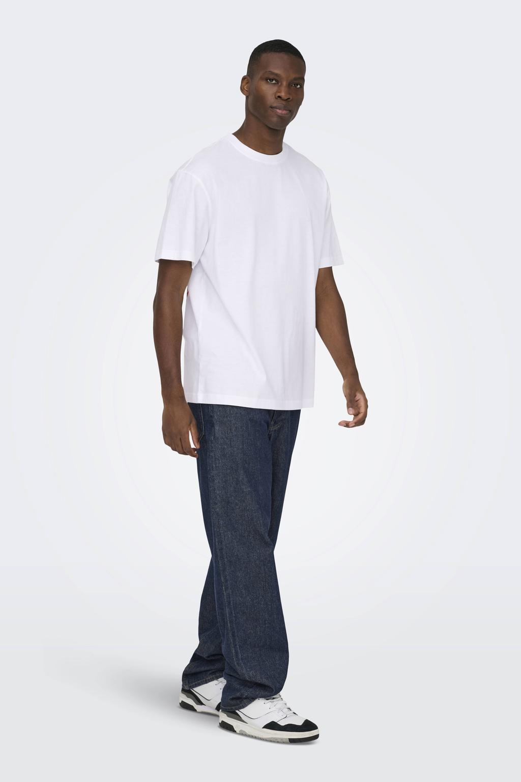 Witte heren ONLY & SONS relaxed T-shirt van katoen met backprint, korte mouwen en ronde hals