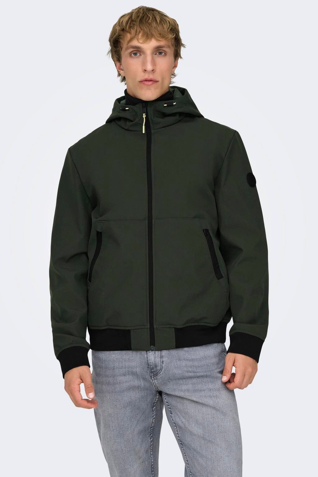 Donkergroene heren ONLY & SONS softshell jas met effen, lange mouwen, capuchon, ritssluiting en geribde boorden