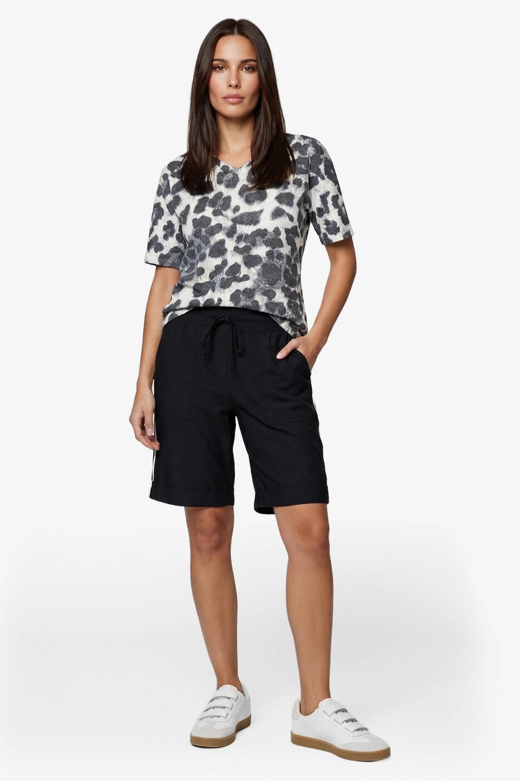 Zand en zwarte dames G-maxx top van viscose met panterprint, korte mouwen en V-hals