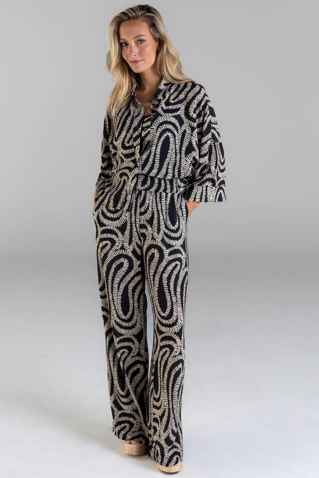 Zwart en zandkleurige dames Poools blouse van viscose met driekwart mouwen, klassieke kraag en knoopsluiting
