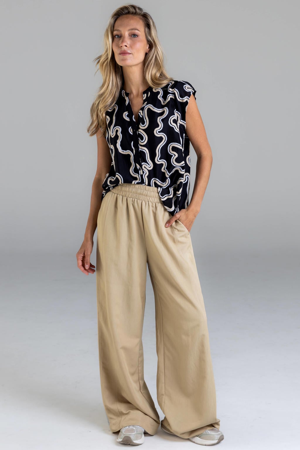 Zwart, beige en witte dames Poools blousetop van lyocell met korte mouwen, V-hals en borduursels