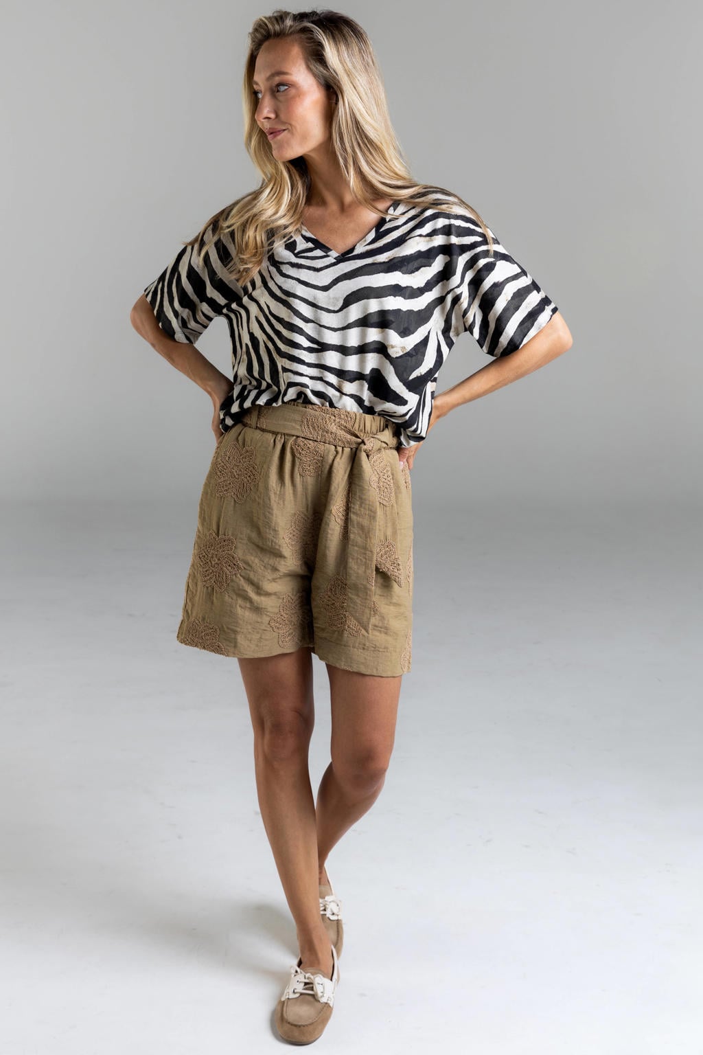 Zwart en beige dames Poools top van viscose met zebraprint, korte mouwen en V-hals