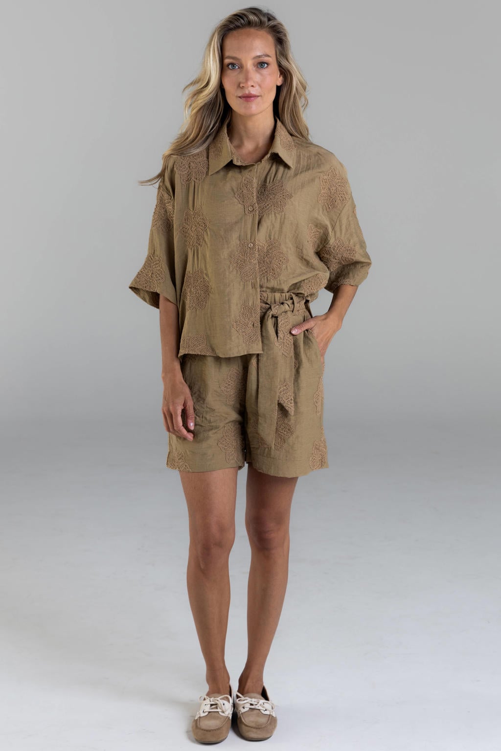 Bruine dames Poools blouse broderie van viscose met effen, driekwart mouwen, klassieke kraag, knoopsluiting en borduursels