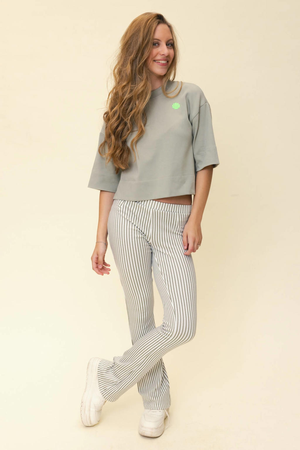 Olijfgroen en neonkleurige meisjes LOOXS 10sixteen T-shirt van stretchkatoen met backprint, half lange mouwen en ronde hals