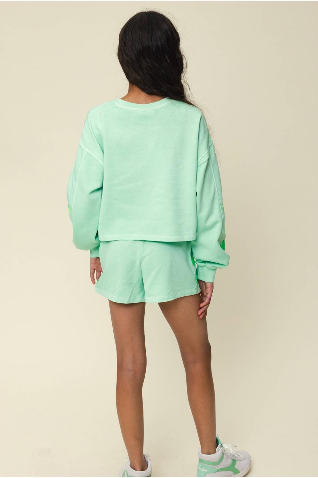 Limegroene meisjes LOOXS 10sixteen regular waist sweatshort groen met elastische tailleband met koord en bladprint