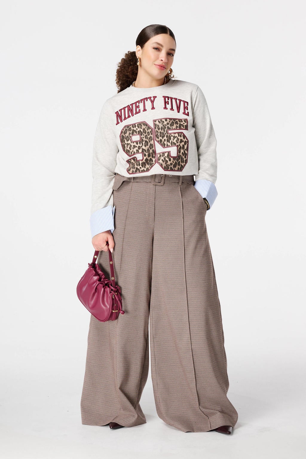 Ecru, bruin en rode dames MS Mode sweater van polyester met tekst print, lange mouwen, klassieke kraag en omslagdetail