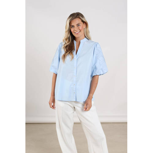 NUKUS gebloemde blouse lichtblauw afbeelding