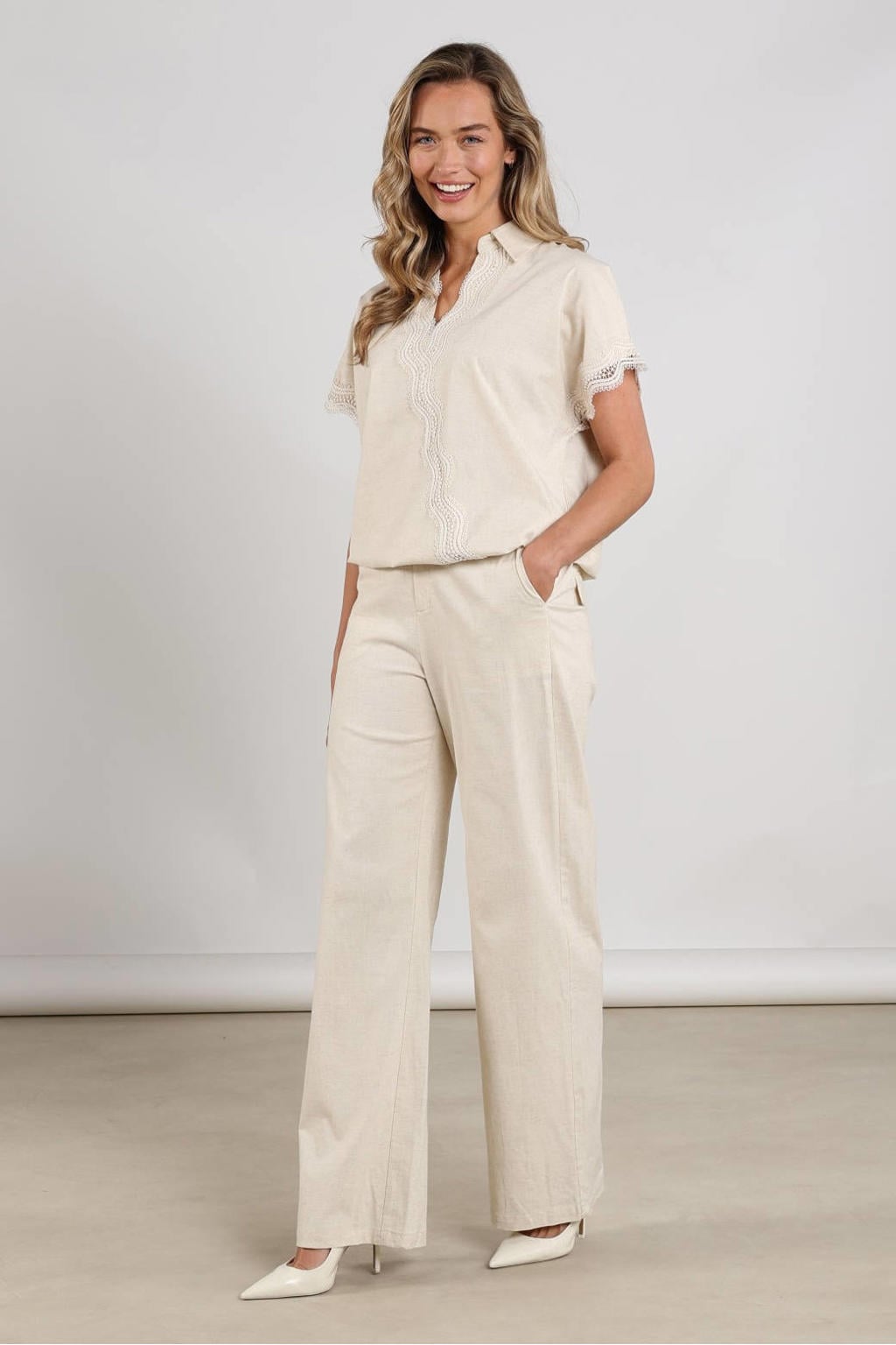 Crème dames NUKUS wide leg high waist broek crème van linnen met knoopsluiting en effen