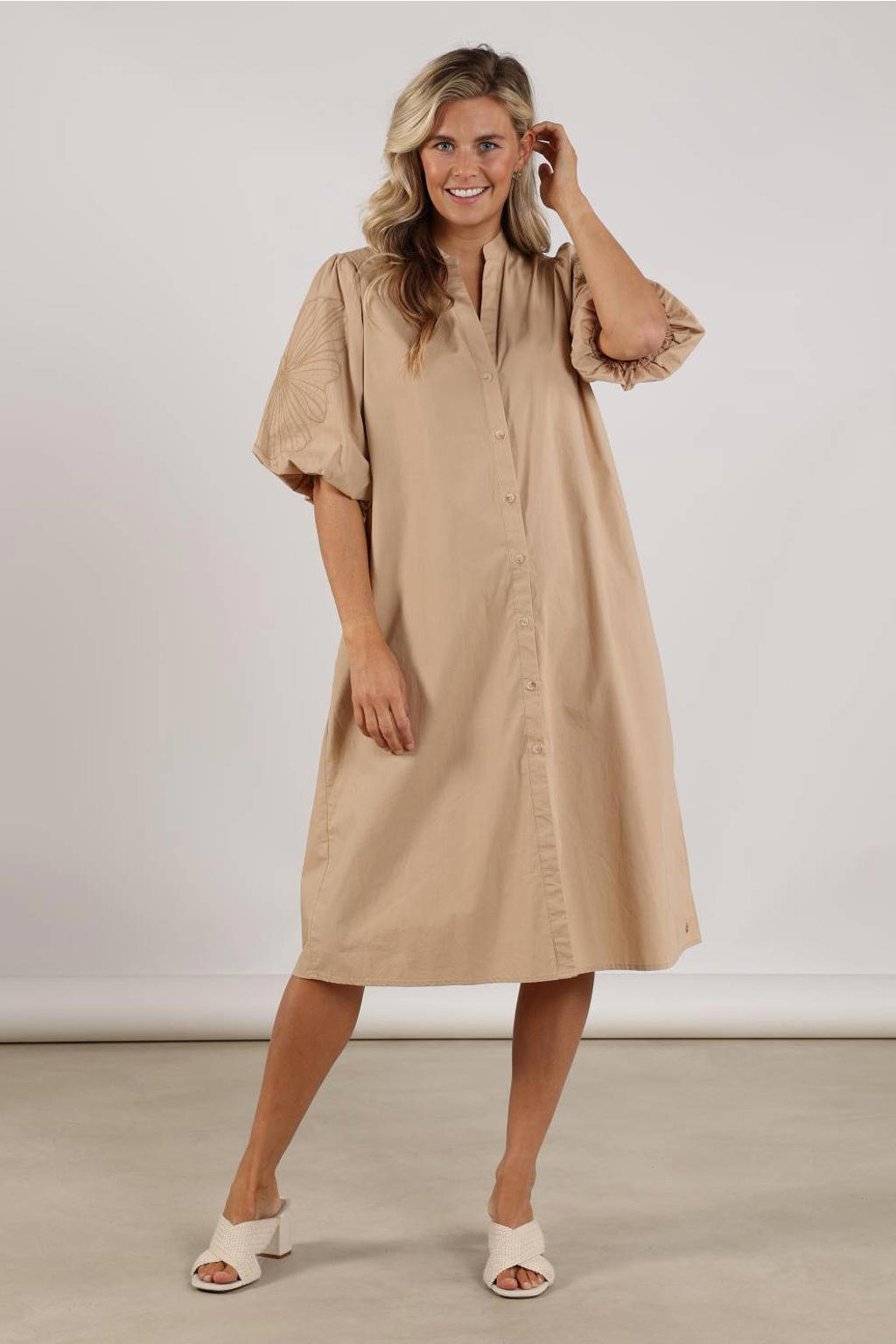 Camelkleurige dames NUKUS gebloemde midi jurk van katoen met half lange mouwen, V-hals en knoopsluiting