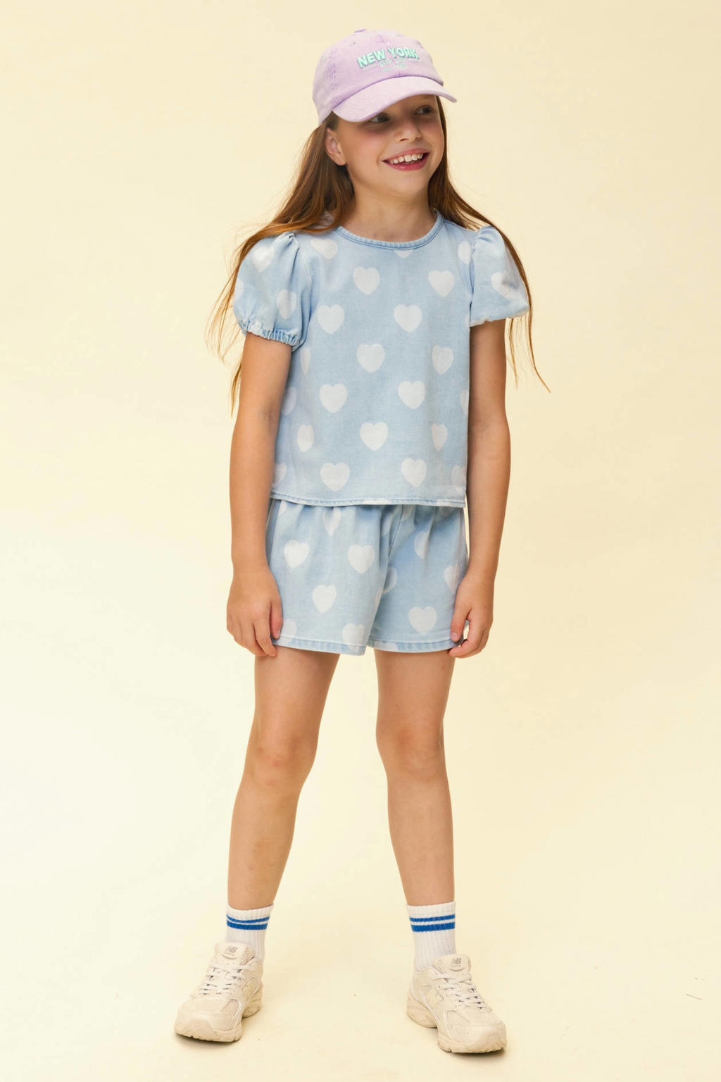 Light blue denim meisjes LOOXS little T-shirt van denim met hartjesprint, korte mouwen, ronde hals en knoopsluiting