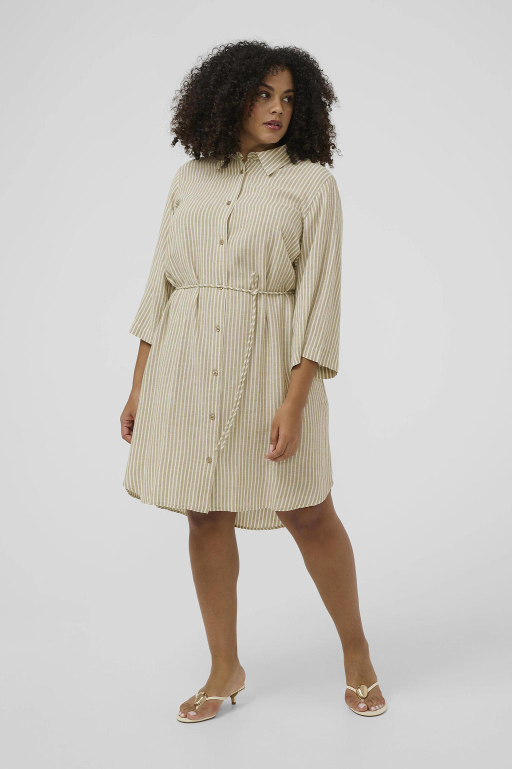 Beige en ecru dames Kaffe Curve blousejurk van viscose met krijtstreepprint, driekwart mouwen, klassieke kraag, knoopsluiting en ceintuur