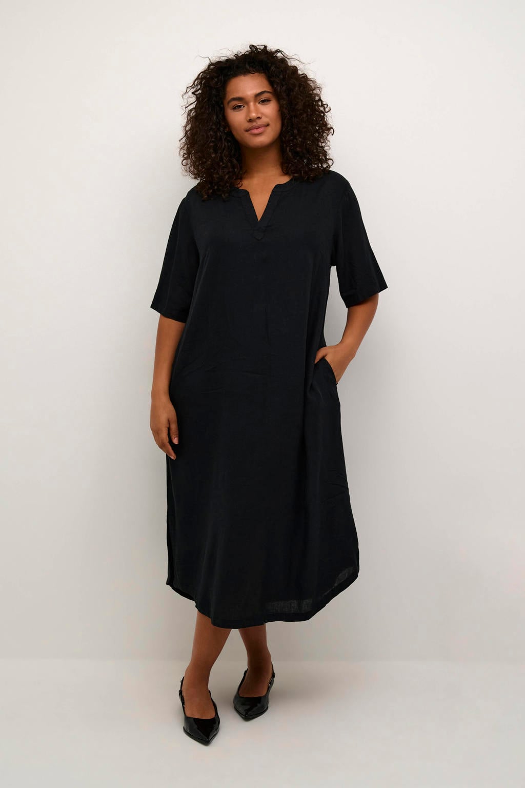 Donkerblauwe dames Kaffe Curve zomerjurk van viscose met effen, half lange mouwen, V-hals en split