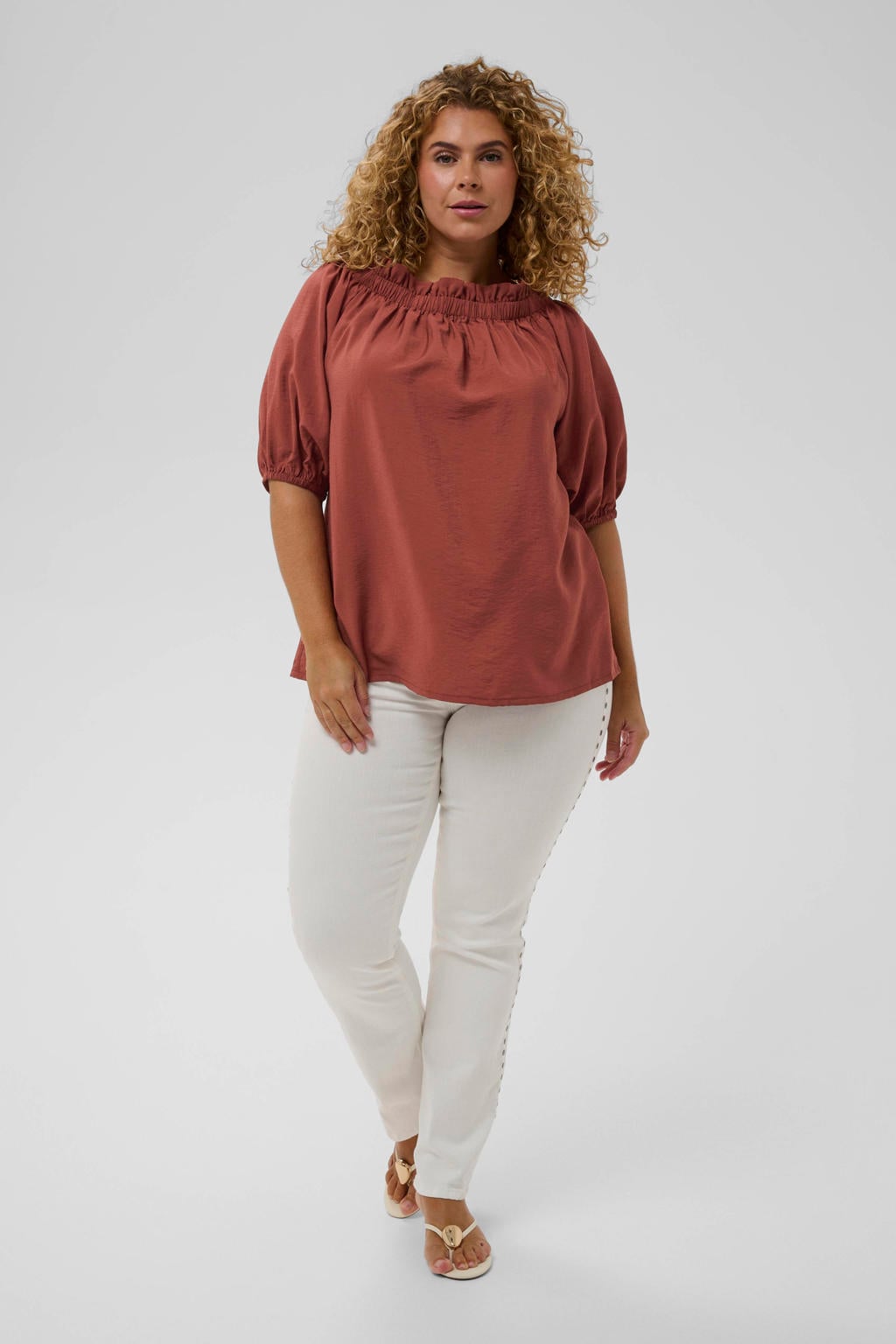 Koraalrode dames Kaffe Curve top van viscose met effen, half lange mouwen en off shoulder hals